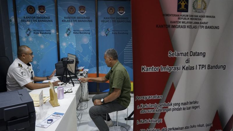 Salah seorang pelaku usaha saat mengurus NIB di Mall Pelayanan Publik. PJ/Dok