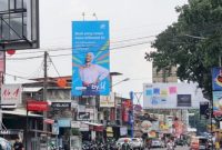 Suasana di salah satu sudut kota dimana reklame bertebaran dan tampak semrawut. foto : westjavatoday