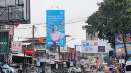 Suasana di salah satu sudut kota dimana reklame bertebaran dan tampak semrawut. foto : westjavatoday