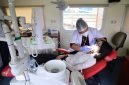 Salah seorang warga saat diperiksa kesehatan gigi oleh dokter di Rail Clinic inisiasi Daop 2 Bandung. PJ/Dok