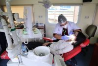 Salah seorang warga saat diperiksa kesehatan gigi oleh dokter di Rail Clinic inisiasi Daop 2 Bandung. PJ/Dok