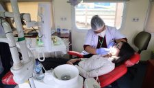 Salah seorang warga saat diperiksa kesehatan gigi oleh dokter di Rail Clinic inisiasi Daop 2 Bandung. PJ/Dok