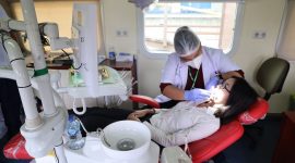 Salah seorang warga saat diperiksa kesehatan gigi oleh dokter di Rail Clinic inisiasi Daop 2 Bandung. PJ/Dok