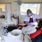 Salah seorang warga saat diperiksa kesehatan gigi oleh dokter di Rail Clinic inisiasi Daop 2 Bandung. PJ/Dok