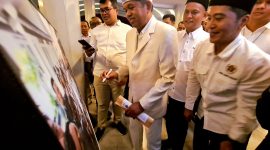 Gubernur Jabar KDM didampingi Ketua PWI Jabar Tantan Sukthon dan Sekretaris Sandi usai Pengukuhan Pengurus PWI Jabar periode 2026-2031 di Gedung Merdeka, Bandung. PJ/Dok