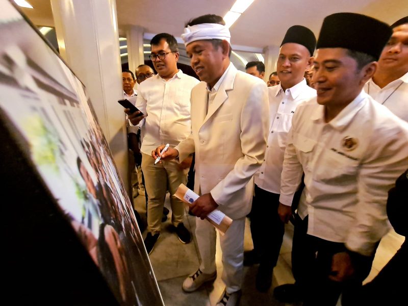 Gubernur Jabar KDM didampingi Ketua PWI Jabar Tantan Sukthon dan Sekretaris Sandi usai Pengukuhan Pengurus PWI Jabar periode 2026-2031 di Gedung Merdeka, Bandung. PJ/Dok