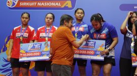 Wakil Ketua Panitia pelaksana, Gianto Hartono, SE menywrahkan hadiah kepada para pemenang di ajang Hydroplus Sirnas A Jabar 2026. PJ/Joel