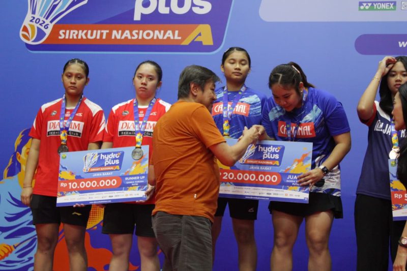 Wakil Ketua Panitia pelaksana, Gianto Hartono, SE menywrahkan hadiah kepada para pemenang di ajang Hydroplus Sirnas A Jabar 2026. PJ/Joel