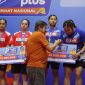Wakil Ketua Panitia pelaksana, Gianto Hartono, SE menywrahkan hadiah kepada para pemenang di ajang Hydroplus Sirnas A Jabar 2026. PJ/Joel