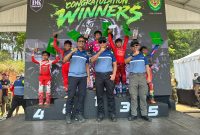 Pangdam III/Slw Mayjen TNI Kosasih berpose bersama para peserta Motocross Piala Pangdam III/Slw, Sabtu (03/10). PJ/Dok