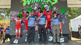 Pangdam III/Slw Mayjen TNI Kosasih berpose bersama para peserta Motocross Piala Pangdam III/Slw, Sabtu (03/10). PJ/Dok