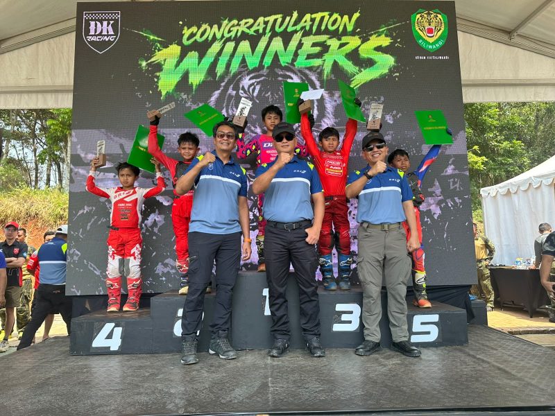 Pangdam III/Slw Mayjen TNI Kosasih berpose bersama para peserta Motocross Piala Pangdam III/Slw, Sabtu (03/10). PJ/Dok