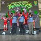 Pangdam III/Slw Mayjen TNI Kosasih berpose bersama para peserta Motocross Piala Pangdam III/Slw, Sabtu (03/10). PJ/Dok