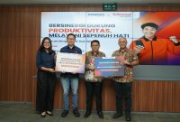 Paket Sat Set Pos: VP Financial and CMT Account Management Telkomsel, Gian Wijoyo (dua dari kiri) bersama PPOH Direktur POSDIGI, Edi Priyatno (dua dari kanan) dan Chief Marketing Officer PosDigi, Prima Reksa (kanan) pada Peluncuran Paket Sat Set Pos di Bandung, Selasa (6/10).