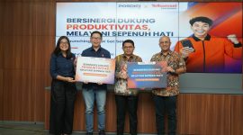 Paket Sat Set Pos: VP Financial and CMT Account Management Telkomsel, Gian Wijoyo (dua dari kiri) bersama PPOH Direktur POSDIGI, Edi Priyatno (dua dari kanan) dan Chief Marketing Officer PosDigi, Prima Reksa (kanan) pada Peluncuran Paket Sat Set Pos di Bandung, Selasa (6/10).