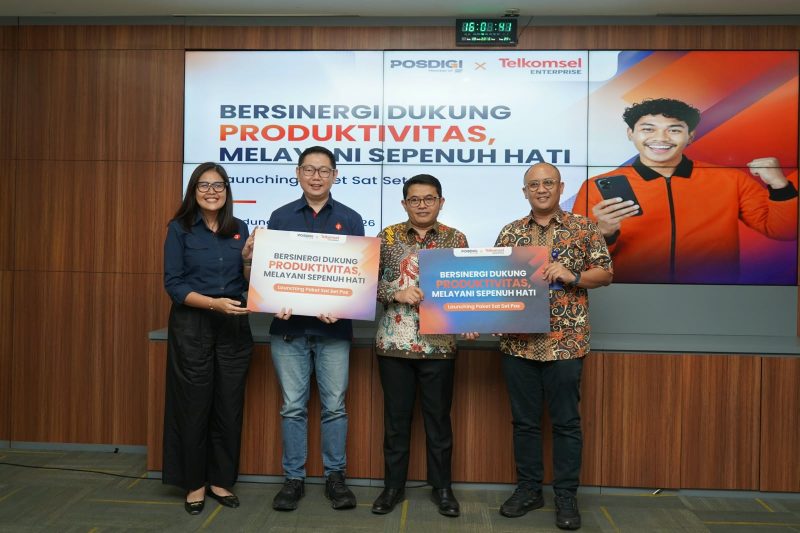 Paket Sat Set Pos: VP Financial and CMT Account Management Telkomsel, Gian Wijoyo (dua dari kiri) bersama PPOH Direktur POSDIGI, Edi Priyatno (dua dari kanan) dan Chief Marketing Officer PosDigi, Prima Reksa (kanan) pada Peluncuran Paket Sat Set Pos di Bandung, Selasa (6/10).