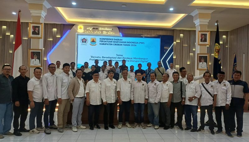 Ketua PWI Jabar berpose bersama di Konferensi PWI Kabupaten Cirebon Rabu 7 Oktober 2026. PJ/Dok