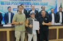 Buky (bertopi) calon tunggal Ketua Asprov PSSI Jabar periode 2026- 2030. PJ/Joel