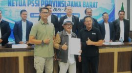 Buky (bertopi) calon tunggal Ketua Asprov PSSI Jabar periode 2026- 2030. PJ/Joel
