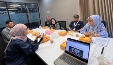 PWI Jabar bersama JHB memenuhi undangan KOMDIGI di Jakarta hari ini terkait perlindungan masyarakat dari kejahatan AI. 