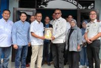 Kakanwil Ditjenpas Jabar berpose bersama Ketua PWI Jabar Tantan Sulthon Bukhawan saat menyambangi Sekretariat PWI Jabar. PJ/Dok