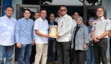 Kakanwil Ditjenpas Jabar berpose bersama Ketua PWI Jabar Tantan Sulthon Bukhawan saat menyambangi Sekretariat PWI Jabar. PJ/Dok