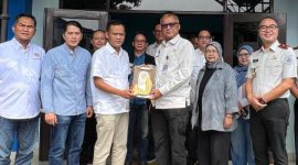 Kakanwil Ditjenpas Jabar berpose bersama Ketua PWI Jabar Tantan Sulthon Bukhawan saat menyambangi Sekretariat PWI Jabar. PJ/Dok