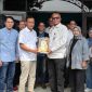 Kakanwil Ditjenpas Jabar berpose bersama Ketua PWI Jabar Tantan Sulthon Bukhawan saat menyambangi Sekretariat PWI Jabar. PJ/Dok