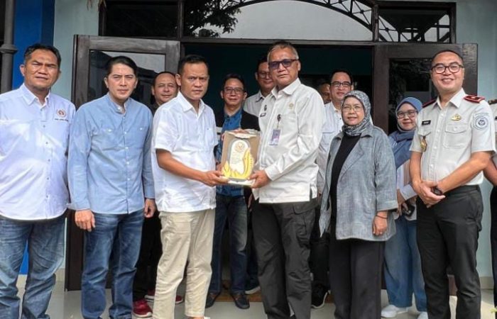 Kakanwil Ditjenpas Jabar berpose bersama Ketua PWI Jabar Tantan Sulthon Bukhawan saat menyambangi Sekretariat PWI Jabar. PJ/Dok