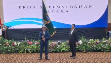 Erik Thohir saat menyerahkan pataka kepada Ketua Umum Asprov PSSI Jabar Buky Wibawa, di Hotel Horison Bandung. PJ/Joel