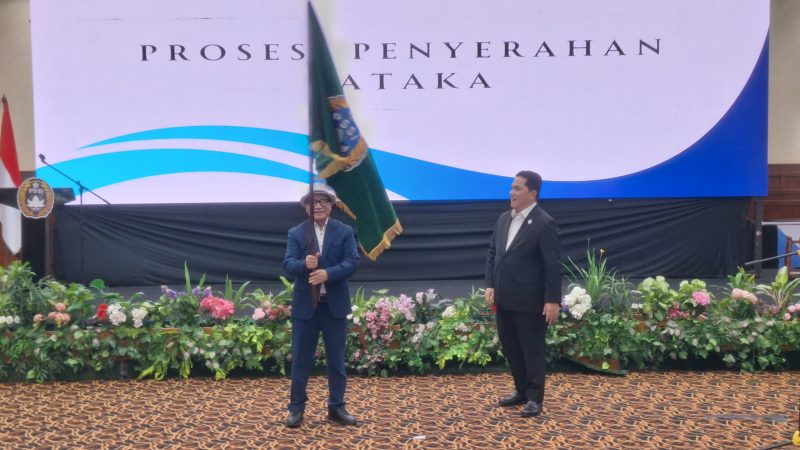 Erik Thohir saat menyerahkan pataka kepada Ketua Umum Asprov PSSI Jabar Buky Wibawa, di Hotel Horison Bandung. PJ/Joel