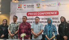 Dari ki-ka : Sekti Raharjo S.TP., MM - UMKM Sekolah Tinggi Pariwisata Bogor, M. Irfan Suryawardana, Direktur Keuangan, Manajemen Risiko dan Umum BPDP, Akhmad Panji Hernawan, Kepala DP2KBP3A KBB,
Dr. Dian Indayati, S.H., S.E., M.Si - Dekan
Research Institute Intelligent Business Sustainable Economy dan Dr. Ersy Ervina, S.Sos., M.Par., CHE - Ketua Center of Excellence Smart
Tourism and Hospitality. PJ/Mal