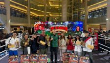 Ketua Umum Pengprov Pertina Jabar Sugiharto Gandamihardja berpose bersama atlet dan official usai meraih 29 medali di ajang Kejurnas Piala Menko Infrastruktur di Jakarta. PJ/Joel