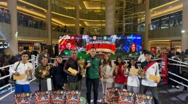 Ketua Umum Pengprov Pertina Jabar Sugiharto Gandamihardja berpose bersama atlet dan official usai meraih 29 medali di ajang Kejurnas Piala Menko Infrastruktur di Jakarta. PJ/Joel