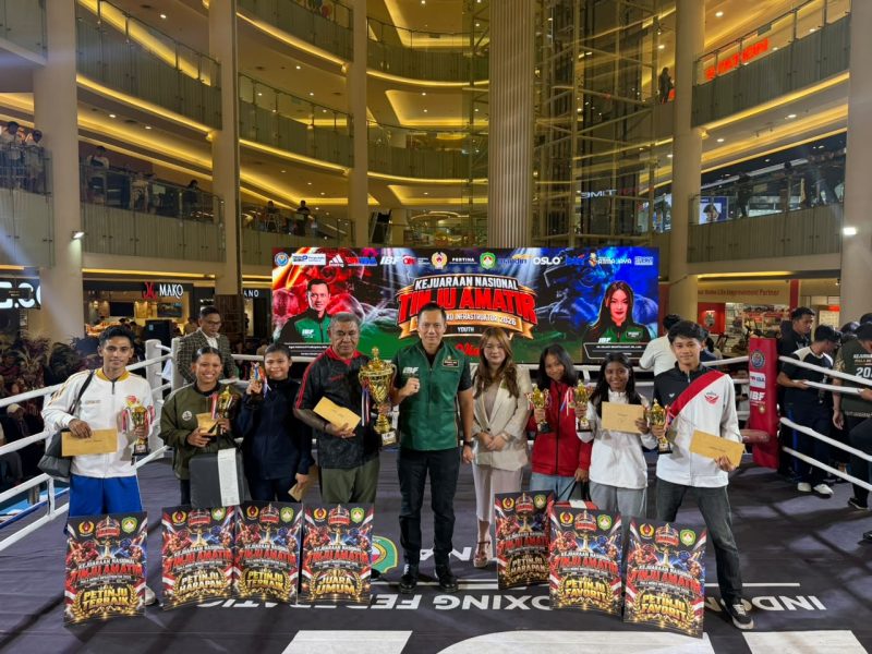 Ketua Umum Pengprov Pertina Jabar Sugiharto Gandamihardja berpose bersama atlet dan official usai meraih 29 medali di ajang Kejurnas Piala Menko Infrastruktur di Jakarta. PJ/Joel