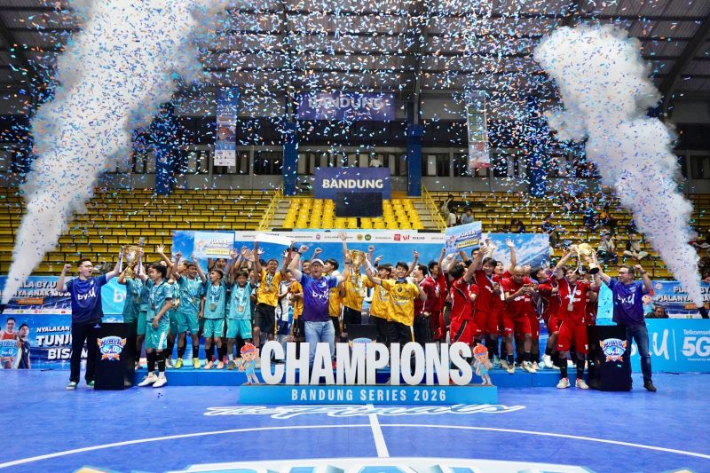 Para pemenang piala by.U Bandung Series berpose bersama. PJ/Dok