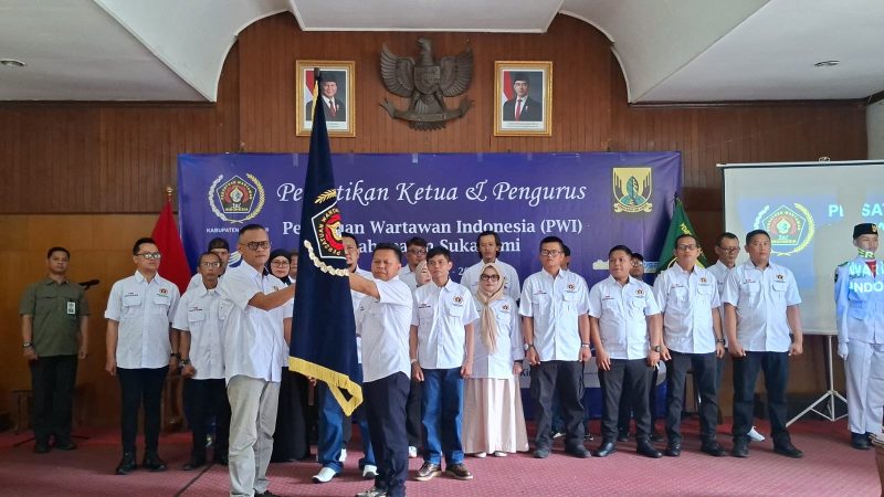 Prosesi pelantingan Pengurus Persatuan Wartawan Indonesia (PWI) Kabupaten Sukabumi masa bakti 2026–2029 di Aula Pendopo Kabupaten Sukabumi, Selasa 27 Oktober 2026. PJ/Dok