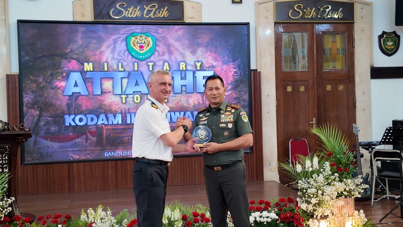 Salah satu delegasi perwakilan militer negara sahabat saat mengunjungi Makodam III/Siliwangi, Bandung, Selasa 27 Oktiber 2026.