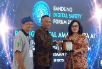 Staf Ahli Menteri Komdigi Molly Prabawaty menerima cenderamata dari Ketua PWI Jawa Barat Tantan Sulthon Bukhawan, didampingi Ketua Panitia BDSF 2026 Yedi Supriyadi, di Pendopo Kota Bandung, Kamis (29/10/2026).PJ/Dok