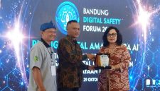 Staf Ahli Menteri Komdigi Molly Prabawaty menerima cenderamata dari Ketua PWI Jawa Barat Tantan Sulthon Bukhawan, didampingi Ketua Panitia BDSF 2026 Yedi Supriyadi, di Pendopo Kota Bandung, Kamis (29/10/2026).PJ/Dok