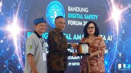 Staf Ahli Menteri Komdigi Molly Prabawaty menerima cenderamata dari Ketua PWI Jawa Barat Tantan Sulthon Bukhawan, didampingi Ketua Panitia BDSF 2026 Yedi Supriyadi, di Pendopo Kota Bandung, Kamis (29/10/2026).PJ/Dok