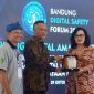 Staf Ahli Menteri Komdigi Molly Prabawaty menerima cenderamata dari Ketua PWI Jawa Barat Tantan Sulthon Bukhawan, didampingi Ketua Panitia BDSF 2026 Yedi Supriyadi, di Pendopo Kota Bandung, Kamis (29/10/2026).PJ/Dok