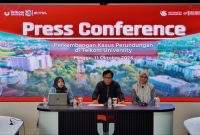 Rektor Telkom University Prof. Dr. Suyanto, S.T., M.Sc saat memberikan keterangan terkait kasus perundungan di Telkom university, Minggu (11/10). PJ/Mal