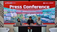 Rektor Telkom University Prof. Dr. Suyanto, S.T., M.Sc saat memberikan keterangan terkait kasus perundungan di Telkom university, Minggu (11/10). PJ/Mal