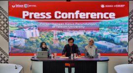 Rektor Telkom University Prof. Dr. Suyanto, S.T., M.Sc saat memberikan keterangan terkait kasus perundungan di Telkom university, Minggu (11/10). PJ/Mal