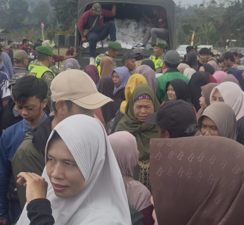 Kodam III/Slw bersama MJS dan Artha Graha Peduli membagikan ribuan paket sembako untuk masyarakat Cianjur. PJ/Dok