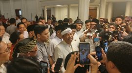 Gubernur Jabar Kang Dedi Mulyadi alias KDM saat memberikan keterangan usai pengukuhan Pengurus PWI Jabar 2026 2031 di Gedung Merdeka. PJ/Mal