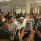Gubernur Jabar Kang Dedi Mulyadi alias KDM saat memberikan keterangan usai pengukuhan Pengurus PWI Jabar 2026 2031 di Gedung Merdeka. PJ/Mal