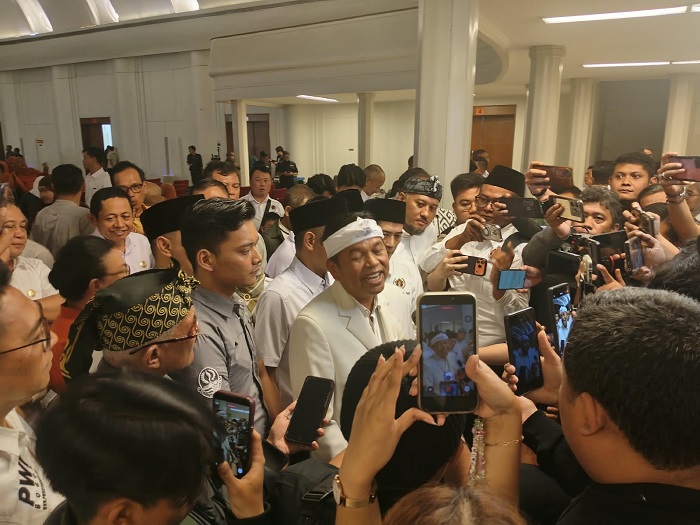 Gubernur Jabar Kang Dedi Mulyadi alias KDM saat memberikan keterangan usai pengukuhan Pengurus PWI Jabar 2026 2031 di Gedung Merdeka. PJ/Mal