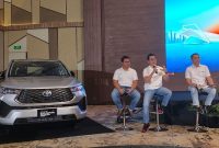 Mikhael, West Java Area Head (tengah) bersama M Fatih Rahmaditio (kiri) dan Faris Hengky Irawan saat memberikan penjelasan saat lounching Toyota Innova Zenix di Holiday Inn Hotel Bandung, Rabu (28/10). PJ/Mal